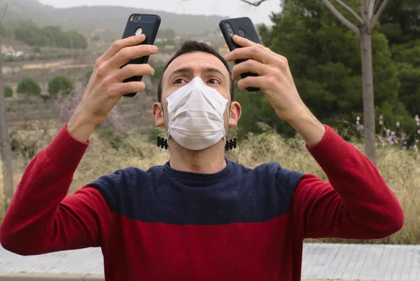 Akıllı telefon kullanan genç bir erkek endişeli bir şekilde ekranı izliyor. Kavram: İletişim