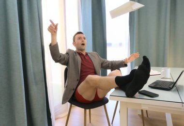 Evde çalışıyor olması gerekirken masa başında kağıt uçak uçuran mutlu aylak.