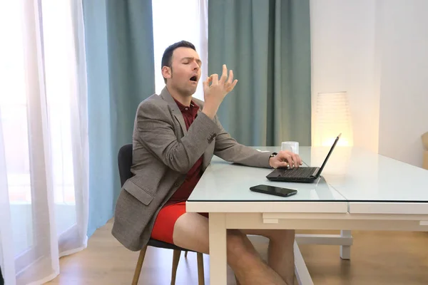Evde çalışıyor olması gerekirken, saçma sapan davranışlarla burnunu karıştıran bir adam.