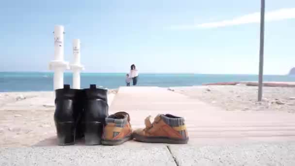 April 2021 Altea Spanje Nauwkeurige Focus Van Schoenen Terwijl Blote — Stockvideo