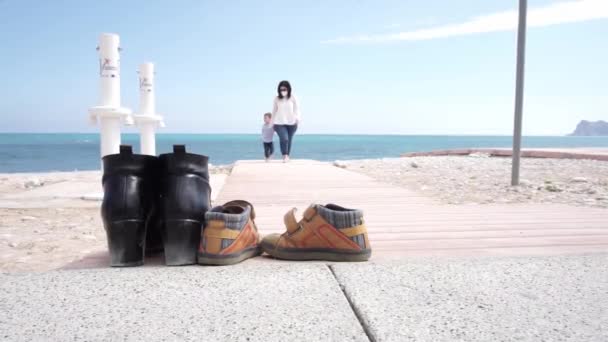 April 2021 Altea Spanje Nauwkeurige Focus Van Schoenen Terwijl Blote — Stockvideo