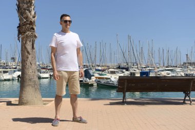 Beyaz tişört giyen orta yaşlı beyaz bir adam. Yaşam tarzı yaz modeli..