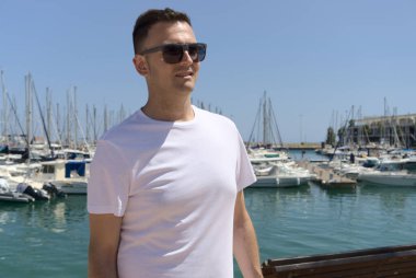 Beyaz tişört giyen orta yaşlı beyaz bir adam. Yaşam tarzı yaz modeli..