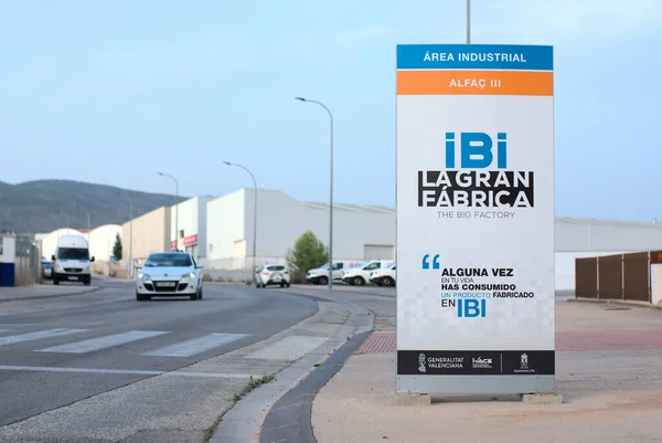 Ібі, Іспанія - липень 2021 року. Підпишіть "Ibi la gran fabrica, alfac III". Великий завод, індустріальний парк ілюстративної редакційної статті — стокове фото