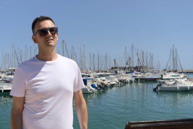 Beyaz tişört giyen orta yaşlı beyaz bir adam. Yaşam tarzı yaz modeli..