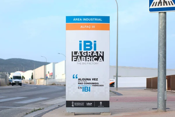 Ібі, Іспанія - липень 2021 року. Sign Ibi la gran fabrica, alfac III. Великий завод, індустріальний парк ілюстративної редакційної статті — стокове фото