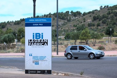 Ibi, İspanya - Temmuz 2021. İmza Ibi la gran fabrika, casa pau. Büyük fabrika, endüstriyel park illüstrasyon editörü.