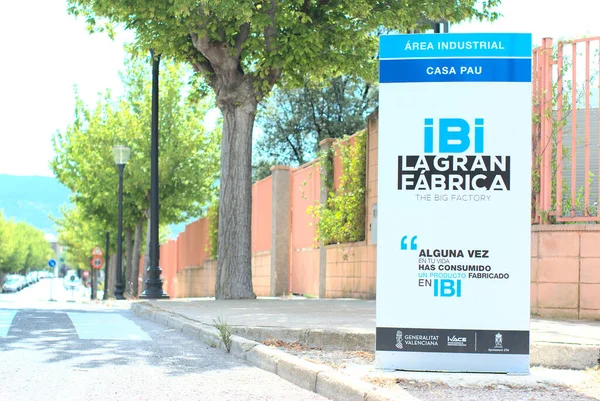 Ібі, Іспанія - липень 2021 року. Sign Ibi la gran fabrica, casa pau. Велика фабрика, індустріальна околиця ілюструє редакцію — стокове фото