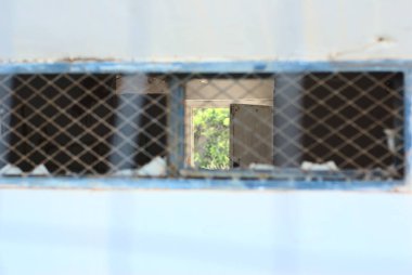 Ibi, İspanya - Temmuz 2021. Terk edilmiş eski kamu binasının içinde açık kapı.