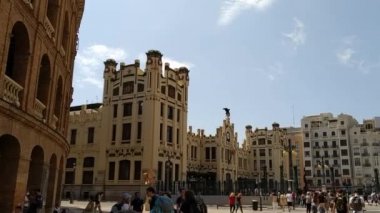 Valencia İspanya - Ağustos 2021. Kuzey tren istasyonu Estacio Del Nord yakınlarındaki turist ve ziyaretçi kırıntıları