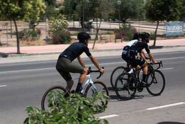 Ibi, İspanya - Temmuz 2021. Yol bisikleti süren bir grup bisikletçi..