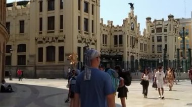 Valencia İspanya - Ağustos 2021. Kuzey tren istasyonu Del Nord ve boğa ringleri yakınında turistler kalabalıklaşıyor