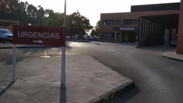 Torrelavega,カンタブリア州スペイン- 2021年8月、救急室の入り口にサイン、病院Sierrallana — ストック動画