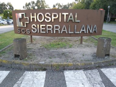 Torrelavega, Cantabria İspanya - Ağustos 2021, Sierrallana hastanesinin girişinde metalik işaret