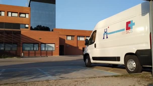 スペインのカンタブリア州Torrelavega - 8月2021 、病院Sierrallanaの緊急治療室の入り口の救急車 — ストック動画