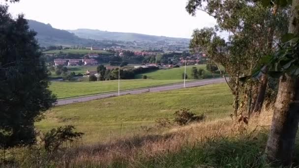 Barrio puente San Miguel and Mijares, Kantabria Hiszpania. Krajobraz ze szczytu wzgórza. Zielony — Wideo stockowe