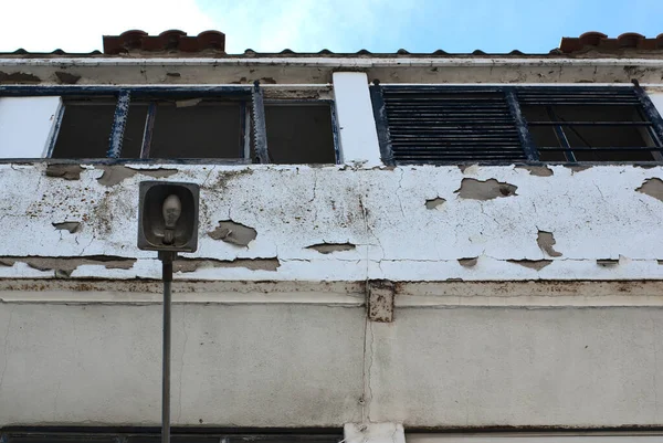 Ibi, Espanha - julho de 2021. Velhos destroços de edifícios públicos. Abandonou a antiga casa de professores. Perigo pedestre — Fotografia de Stock