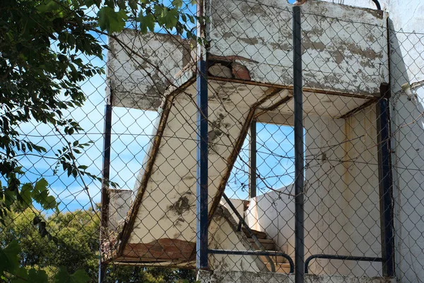 Ibi, Espanha - julho de 2021. Escadaria cair em parte no velho edifício público naufrágio abandonado. — Fotografia de Stock