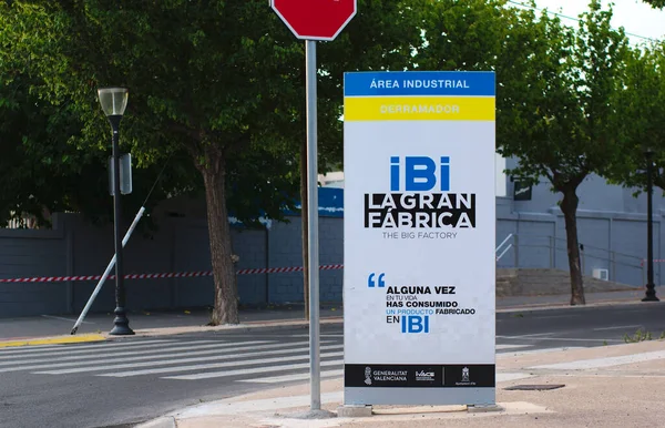 Ібі, Іспанія - липень 2021 року. Sign Ibi la gran fabrica, derramador. Велика фабрика, індустріальна околиця ілюструє редакцію — стокове фото