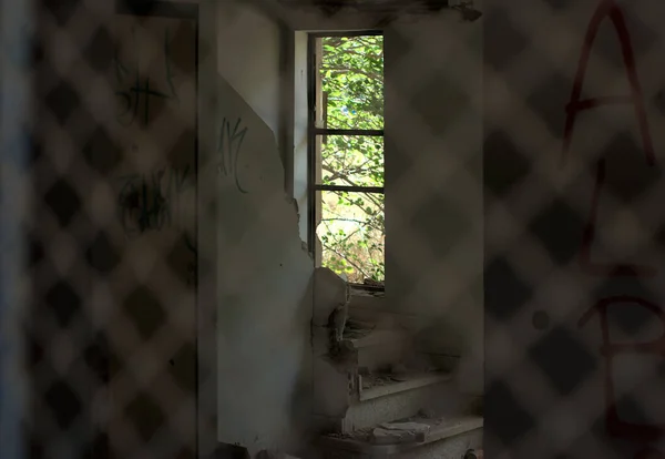 Иби, Испания - июль 2021 года. Старый разрушенный общественный дом. Заброшенный бывший учительский дом. Опасный пешеход — стоковое фото