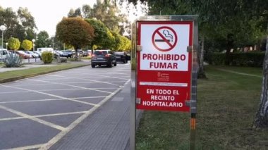 Torrelavega, Cantabria İspanya - Ağustos 2021, Sierrallana hastanesinin girişinde sigara içilmiyor. Sigara yasak..