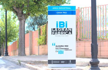 Ibi, İspanya - Temmuz 2021. İmza Ibi la gran fabrika, casa pau. Büyük fabrika, endüstriyel alan, illüstrasyon editörü.