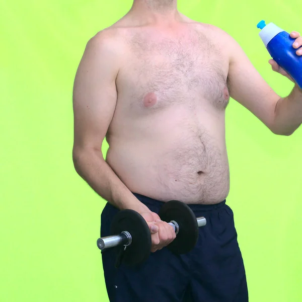 Orta yaşlı pofuduk adam halter ve şişe kaldırıyor. Konsept fitness sağlıklı yaşam tarzını tartıyor