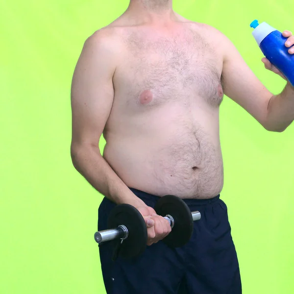 中年のふわふわの男ダンベルとボトルを持ち上げる コンセプトフィットネスは健康的なライフスタイルを減らす ロイヤリティフリーのストック写真