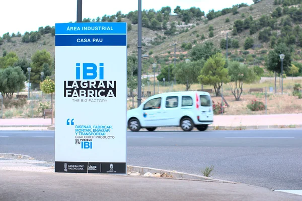Ібі, Іспанія - липень 2021 року. Sign Ibi la gran fabrica, casa pau. Бізнес-місто, де є можливість зробити кожен промисловий проект реальним. Ілюстрована редакційна стаття — стокове фото