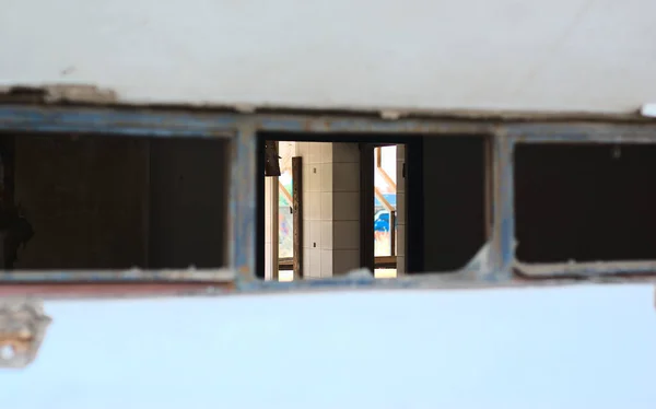 Ibi, Espanha - julho de 2021. Velhos destroços de edifícios públicos. pilar telha visto através de uma janela quebrada. — Fotografia de Stock
