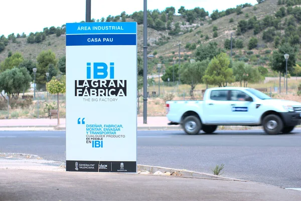 Ібі, Іспанія - липень 2021 року. Sign Ibi la gran fabrica, casa pau. Промислове місто, де є можливість реалізувати кожен бізнес-проект. — стокове фото