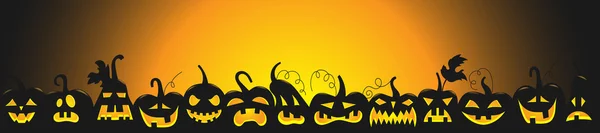 Sfondo orizzontale per Halloween, le sagome scure delle zucche con gli occhi incandescenti su sfondo arancione — Vettoriale Stock