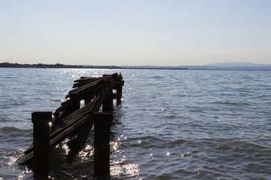 Yazın arka planında gölde eski bir köprü