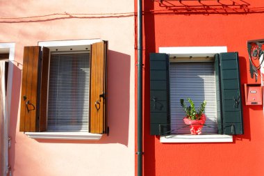  İtalya 'nın Burano adasında güneşli bir günde Renkli Ev