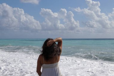 Güzel kumsaldaki kadınlar