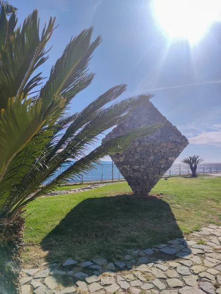 意大利卡拉布里亚海边的大石头 — 图库照片