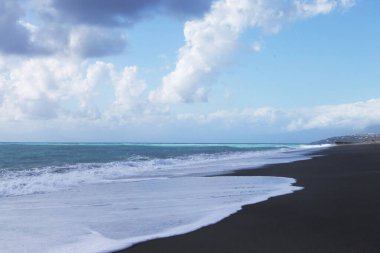 İtalya 'nın güneyinde, Calabria' da yaz mevsiminde bulutların arka planında güzel Tyrhenian Denizi