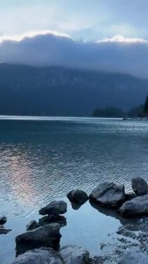 Almanya 'daki dağlarla çevrili Tranquil Gölü etrafındaki çarpıcı sonbahar manzarası. Eibsee Gölü, Bavyera, Almanya