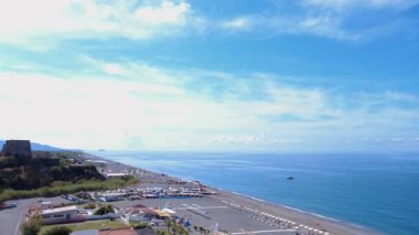 İtalya 'nın Calabria şehrinde Antik Kale ve Kumsal Sahili' ne yakın güzel bir sahil manzarası var. Scalea, Calabria, İtalya