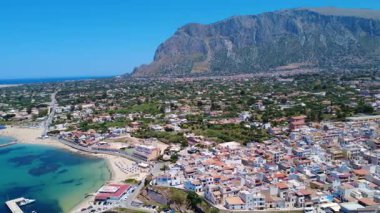 Dağlar ve Sicilya 'daki Berrak Mavi Sularla çevrili sahil kasabasının çarpıcı hava manzarası. Terrasini, Sicilya, İtalya