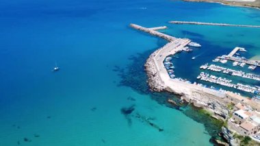 Kıyı kasabasında güneşli bir günde, kumsala yakın güzel bir limana yanaşan tekneler. Terrasini, Sicilya, İtalya