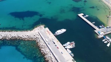Kıyı kasabasında güneşli bir günde, kumsala yakın güzel bir limana yanaşan tekneler. Terrasini, Sicilya, İtalya
