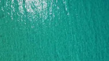 Sakin Su Dalgaları Tropik Sahilde Parlak Güneş Işığı Altında Parlıyor