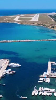 Güneşli bir günde, Havalimanı 'nın yakınındaki tekne ve berrak suların manzarası. Terrasini, Sicilya, İtalya