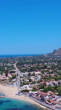 Güneşli bir günde plajları ve dağları olan bir sahil kasabasının güzel hava manzarası. Terrasini, Sicilya, İtalya