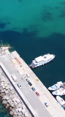 Yazın limanda tekneli güneşli bir günün ve Kıyı Kasabası 'nda açık mavi suyun tadını çıkarıyorum. Terrasini, Sicilya, İtalya
