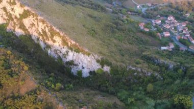İtalya 'da öğleden sonra bulutlar bulutların arasından geçerken Dağlar Vadinin üzerinde toplanır.