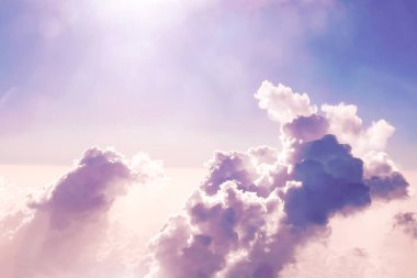 Bulutlar gündüz vakti gökyüzünü farklı gölgelerle doldurur. Güneş ışığı parlak parlar ve renkli bir atmosfer yaratır. Bu sahne doğanın güzelliğini yüksek irtifada yakalar..