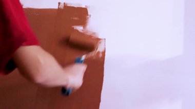 Duvarı Kahverengi Boyalı Kişi Gün Işığı Saatlerinde Kapalı Alan 'da Paten Kullanıyor