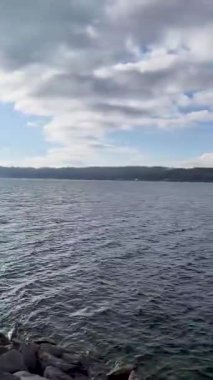 Bulutlu Gökyüzü ve Rıhtımın Yanındaki Dağlarla Suya Uzanan Bir İskele Manzarası. Starnberg, Almanya